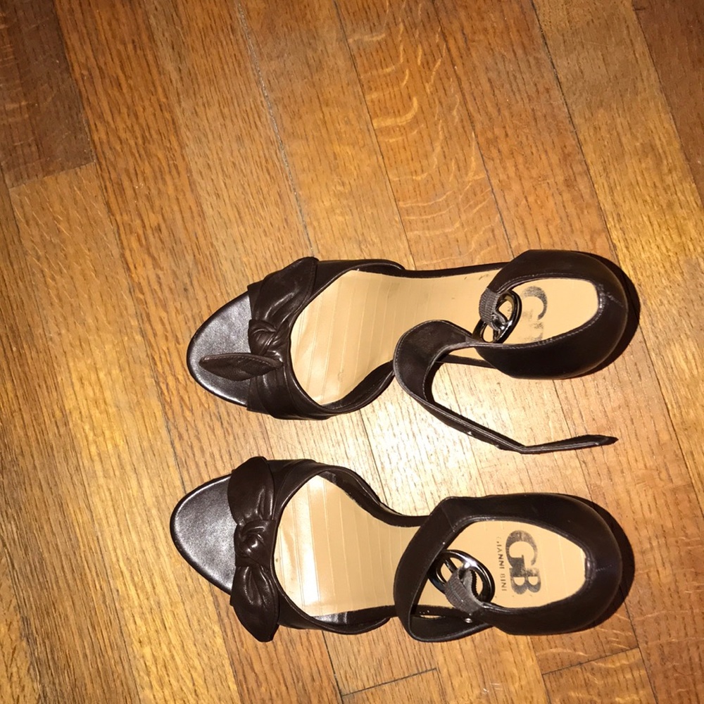 Women’s Gianni Bini 4”heel dark brown in color